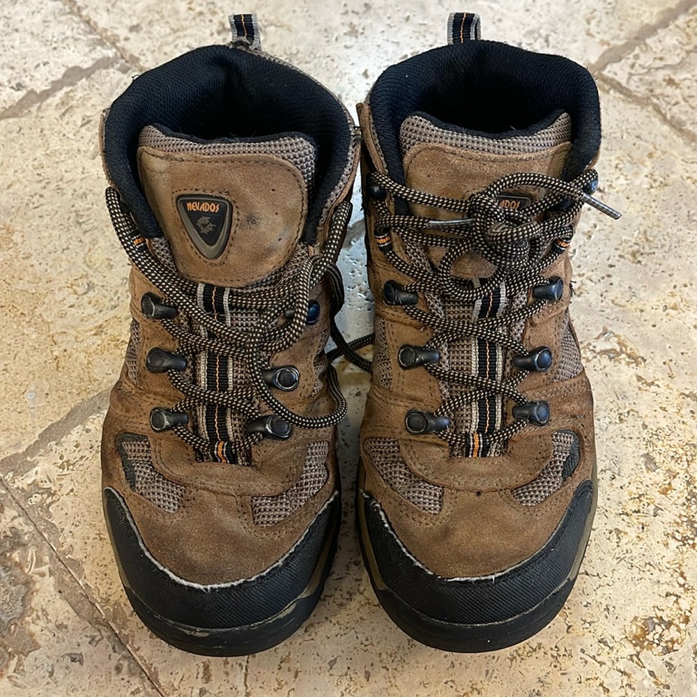 Nevados size 5 1/2 boys hiking shoes